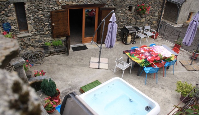 Bagneres de Luchon 5KMS st aventin barn renovated 3 ears 8 people