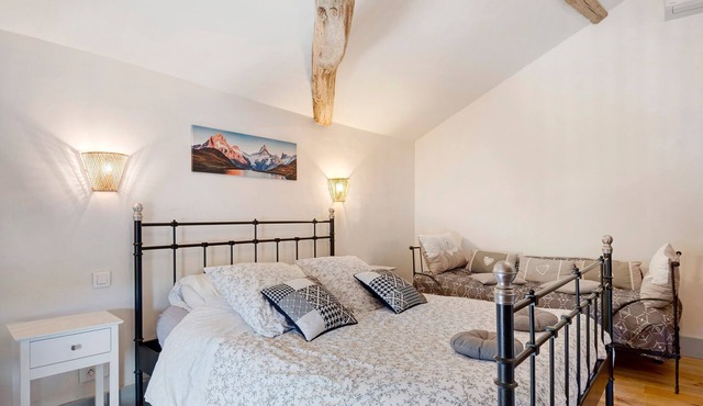 Baladous - Salat Guest Room with Shared Terrace, Wi-Fi and Air Conditioning