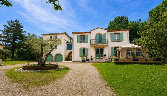 Bastide de l'Olivier 82 and its two units, "La Tour" and "Les Roses"