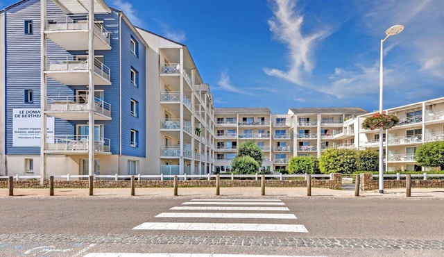 Beach Flat with Pool