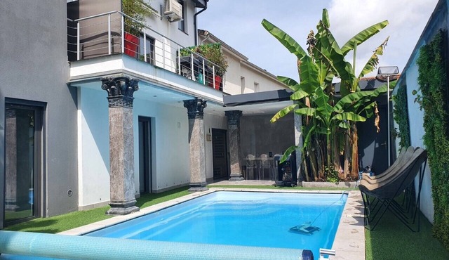 Beautiful architect-designed house with swimming pool, sauna, hammam.