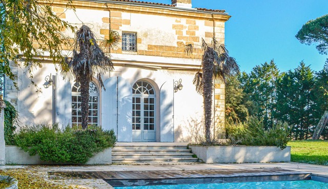Beautiful home in Léognan with sauna