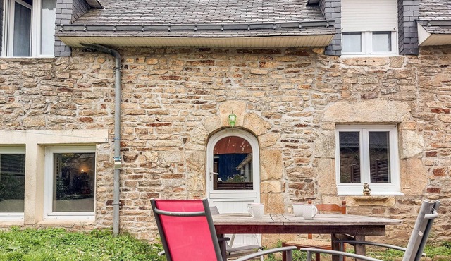 Beautiful home in Pluvigner with WiFi