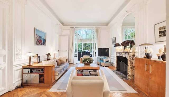 Beautiful house with a garden in the heart of Neuilly