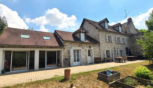Beautiful house and large garden 100km from Paris