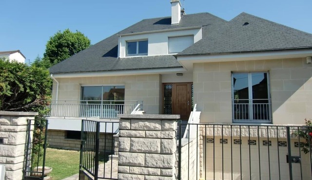 Beautiful, large, bright house! 12 minutes from Paris centre.