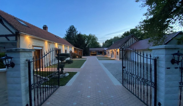 Beautiful property 2 houses 1h paris with covered swimming pool