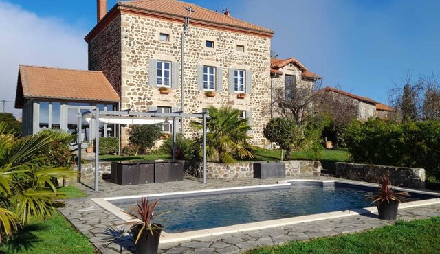 Beautiful stone house , heated pool,1 hectare of land. Family friendly,local