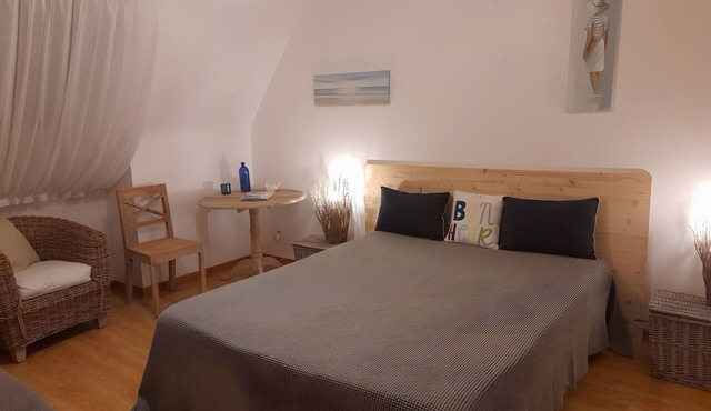 Bed and Breakfast 'Chambre Côté Jardin' with Shared Terrace, Shared Garden and Wi-Fi