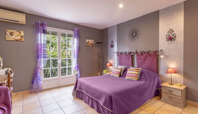 Bed and Breakfast 'Chez Nicole - Suite Familiale' with Mountain View, Wi-Fi and Air Conditioning