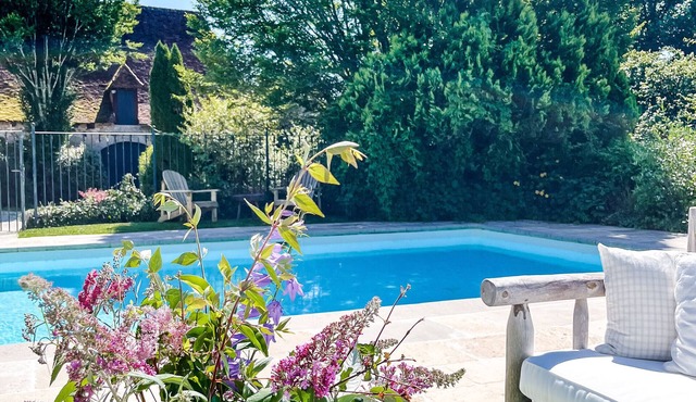 Bed and Breakfast 'Domaine De Pragelier, Petronille' with Shared Pool and Wi-Fi