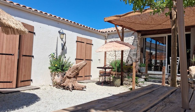 Bed and Breakfast 'Chambres D'hôtes La Marouette 4' with Shared Terrace and Wi-Fi