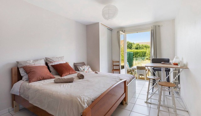 Bed and Breakfast 'La Chambre Mancelle' with Shared Terrace, Shared Garden and Wi-Fi