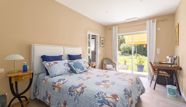 Bed and Breakfast 'Suite Catalogne' with Mountain View, Wi-Fi and Air Conditioning