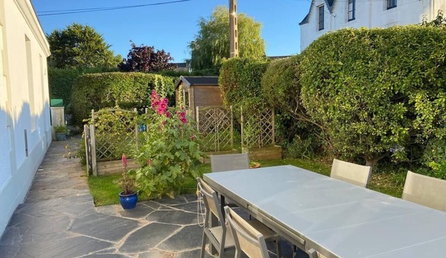 Breton house in the heart of the village, 50 m from the port and beach