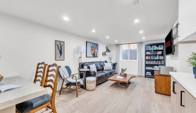 Bright 2-Bedroom Apartment in Burlington