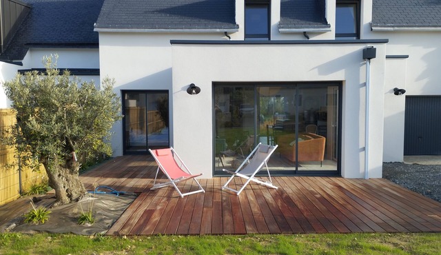 Bright and spacious villa, 100m from the beach