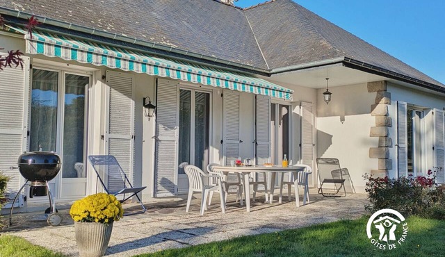 Bright Gîte near Laval, 3 bedrooms, large grounds, ideal for families