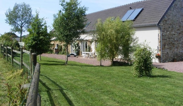 Bright house with fireplace and enclosed garden