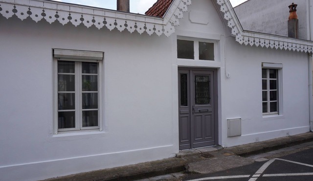 Bright house, less than 100 m from the beach, shops and market.