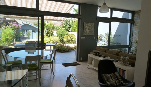Bright house, modern and air conditioned with lovely garden and spa