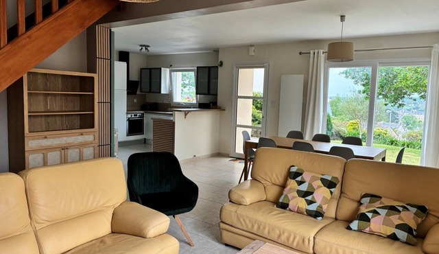 Bright house with enclosed garden, near beaches Lézardrieux