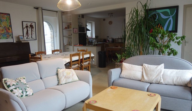 Bright, spacious house with garden, close to amenities and sea