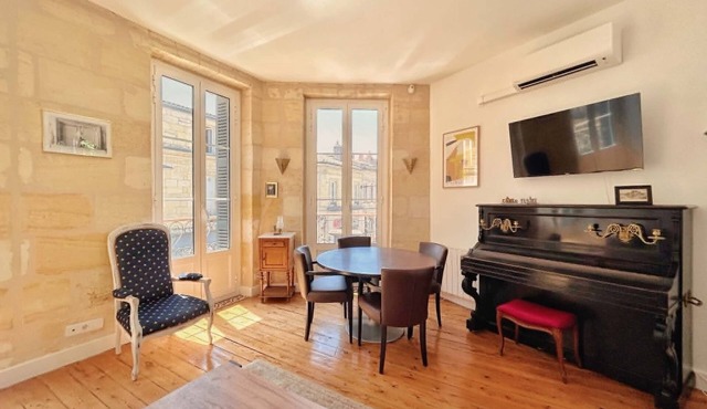 Bright T2 Bordeaux | High ceilings & exposed stone | View of tree-lined square