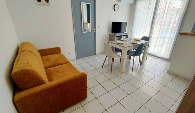 Bright T2 with air conditioning and parking 500m from beach