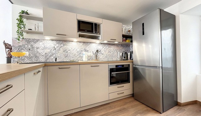 Bright Yellow Room with Private Bathroom in Saugues