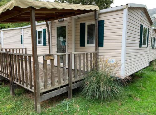 Bungalow charmant à Argences-en-Aubrac avec piscine partagée