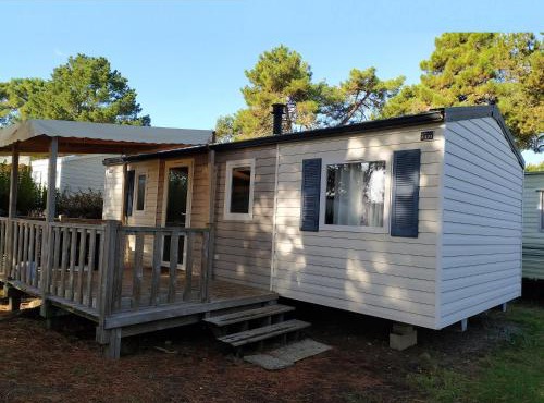 Bungalow Confortable en Campagne à Argences-en-Aubrac avec Piscine