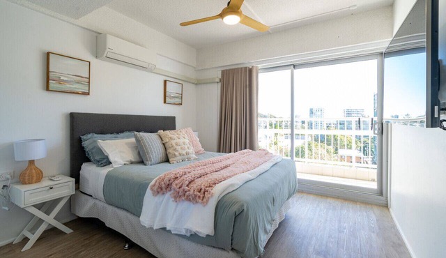 Burleigh Headland Retreat with Balcony | Walk to National Park & Beach in Burleigh Heads