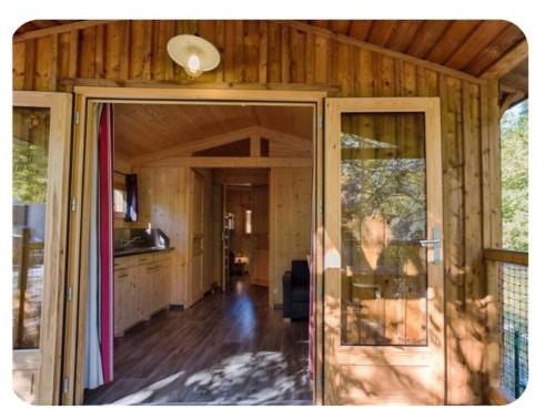 Cabane bois insolite vue montagne piscines famille
