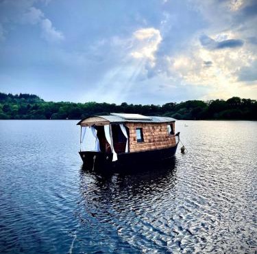 Cabane Flottante Romantique Guerlédan Floating Lake Retreat