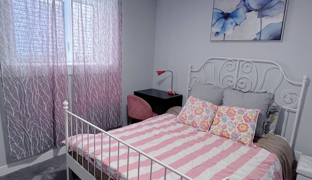Calgary elegant single room &shared bathroom close LRT&free parking in Calgary