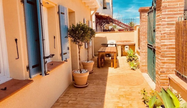 Canétoise located 50 m from the sea, 2 to 7 pers, air conditioning, private parking.