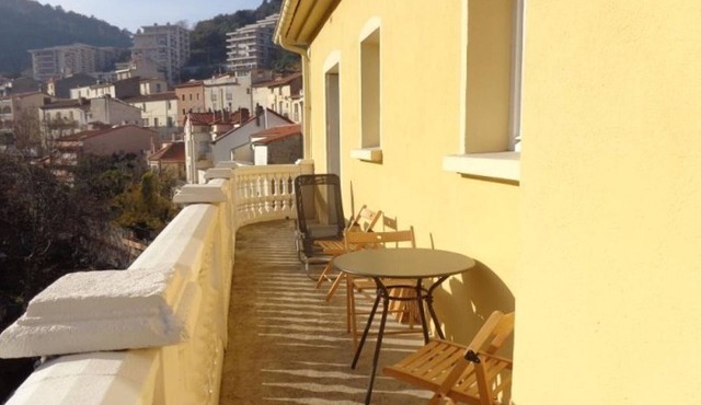 Central F3 Apartment with Balcony/Terrace, Sleeps 4, Close to Amenities, Elevator Access