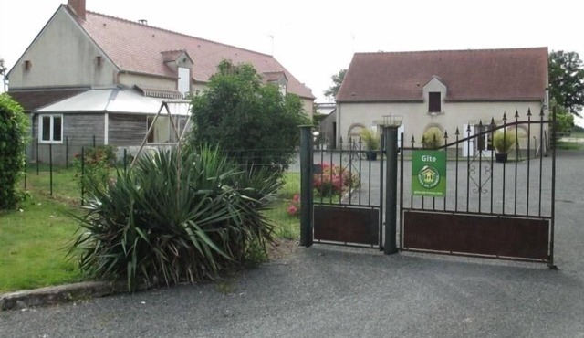 Charming Farmhouse Near Woods & Canal - Ideal for Families, Sleeps 9