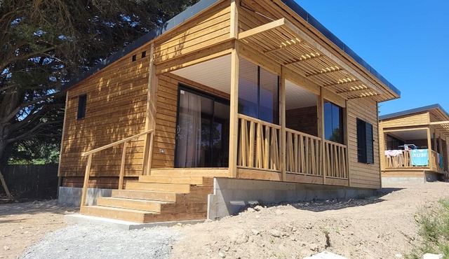Chalet 2 chambres sur domaine sécurisé avec piscine couverte.