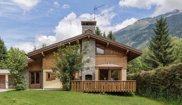 Chalet 4BR Garden | Nature | Views | BBQ | Stove in Chamonix-Mont-Blanc
