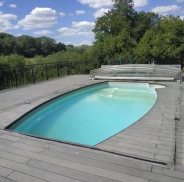 Chalet chaleureux à Louâtre avec piscine partagée
