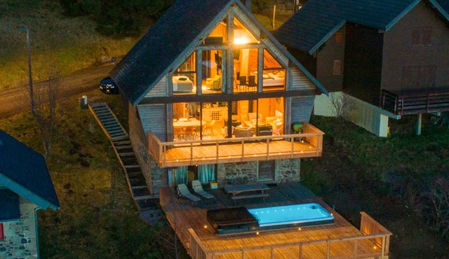 Chalet Lanorak Super Besse center 4/10 people, exceptional view of Lake and Slopes. in Besse-et-Saint-Anastaise