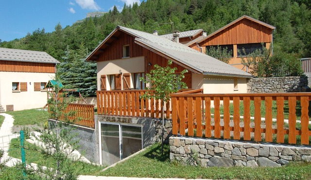 Chalet 'Génépi 6 Personnes' with Mountain View, Private Terrace and Wi-Fi
