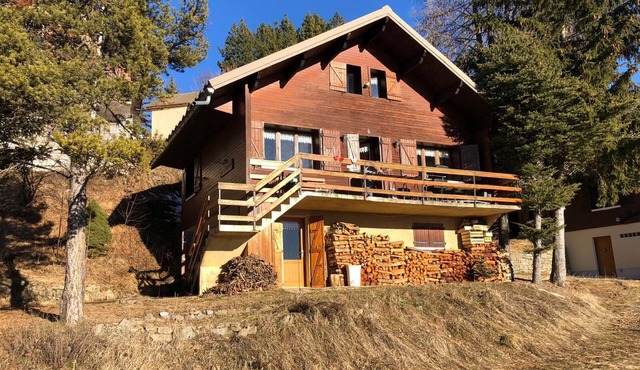 Chalet at the foot of the pistes, 180° view
