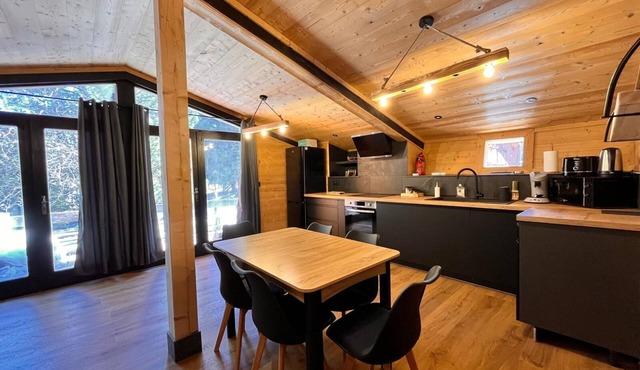 Chalet L'épicéa: A Cozy Retreat in the Forest Serves 4 to 6 A 5-minute walk from the slopes and shops
