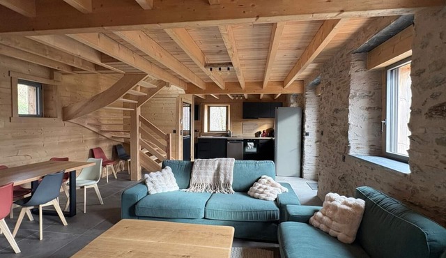 Chalet -Renovated barn with panoramic terrace sleeps 8/10min Ski resort