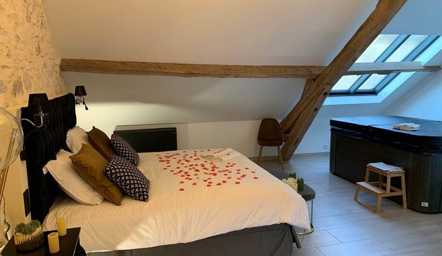 Chambre Baroque Avec Jacuzzi Privatif Sous les Poutres