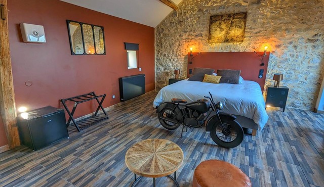 Chambre Industrielle Avec Jacuzzi Privatif Sous les Poutres