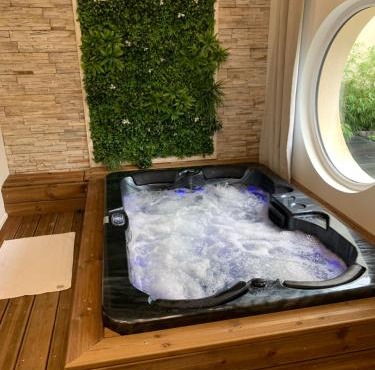 Chambre romantique avec Jacuzzi privée